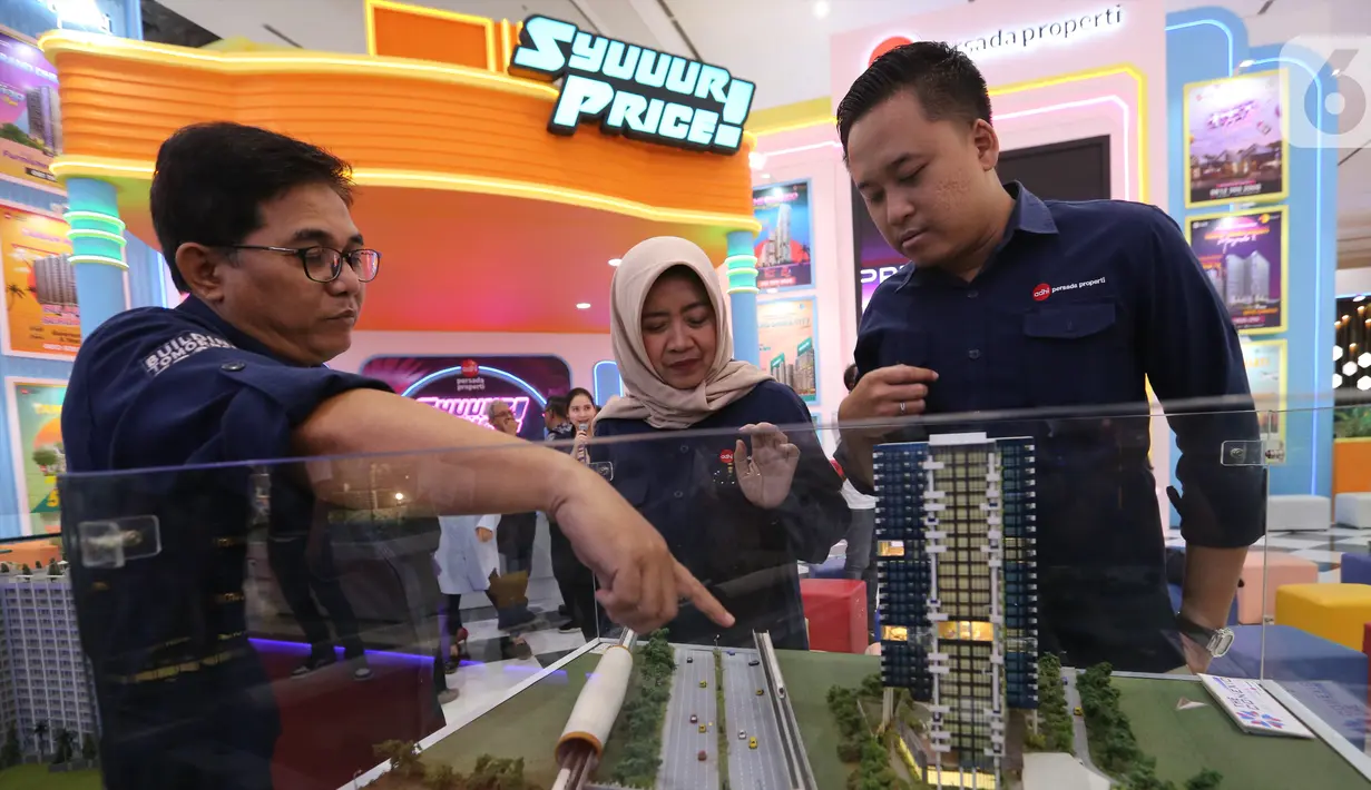 Direktur Pemasaran dan Pengelolaan Properti PT Adhi Persada Properti (APP) Wahyuni Sutantri (tengah) berbincang dengan Project Director Dhika Universe Malang Randy Areza dan Project Director The Conexio Hartono pada Indonesia Properti Expo 2020 di Jakarta, (19/2/2020). (Liputan6.com/Fery Pradolo)