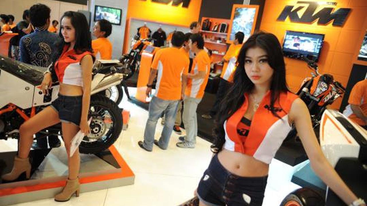 Pose seksi model cantik bareng motor macho