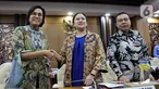 Ketua DPR Puan Maharani (tengah) didampingi Wakil Ketua DPR Sufmi Dasco Ahmad bersalaman dengan Menkeu Sri Mulyani saat rapat konsultasi di Ruang Pansus B, Kompleks Parlemen, Jakarta, Senin (16/12). Rapat membahas program Omnibus Law dan RUU Prolegnas Prioritas tahun 2020. (Liputan6.com/Johan Tallo)