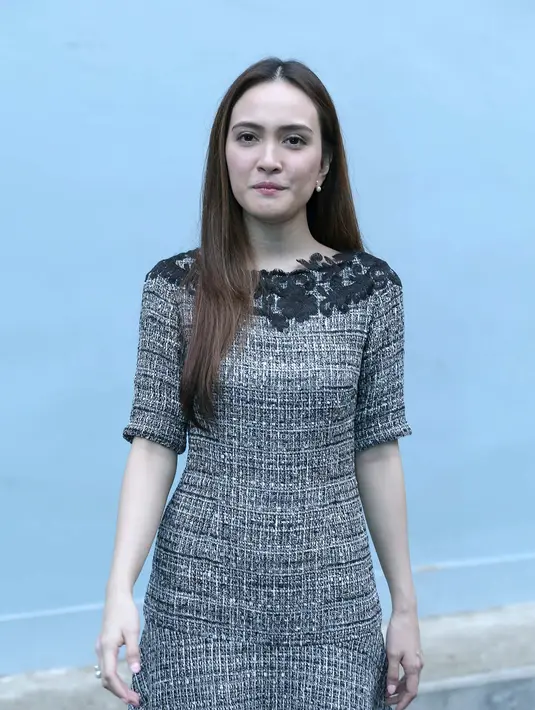 Sebagai seorang istri hampir lima tahun, pemeran 29 tahun itu mengaku banyak belajar. Bahkan akan terus berusaha menjadi yang terbaik demi keutuhan rumah tangganya yang dibina sejak Desember 2011 silam. (Galih W. Satria/Bintang.com)