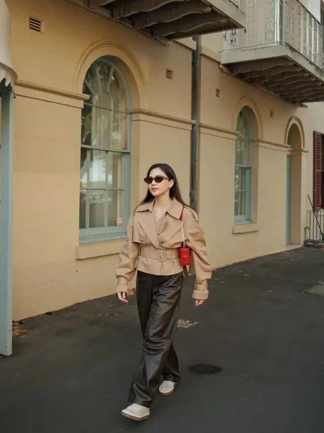 Gaya Liburan Ibu Muda Jessica Mila di Sydney, Padukan Cropped Trench dan Tas Dior Merah Menyala