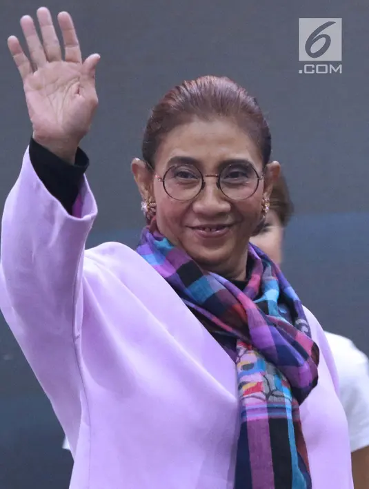 Menteri KKP, Susi Pudjiastuti jelang berbicara pada talkshow Mari Jaga Laut Masa Depan Bangsa di Hall B JCC, Jakarta, Sabtu (6/4). Menteri Susi menghimbau masyarakat, khususnya komunitas pecinta laut untuk terus menjaga keberlangsungan kehidupan di laut. (Liputan6.com/Helmi Fithriansyah)