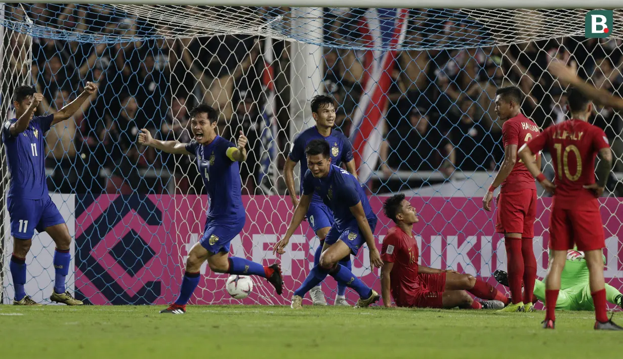 Para pemain Thailand merayakan gol yang dicetak Pansa Hemviboon ke gawang Timnas Indonesia pada laga Piala AFF 2018 di Stadion Rajamangala, Bangkok, Sabtu (17/11). Thailand menang 4-2 dari Indonesia. (Bola.com/M. Iqbal Ichsan)