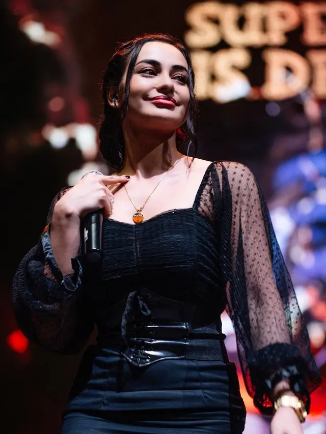 Sempat Dicibir, Ini 7 Potret Nora Alexandra Jadi Vokalis SID yang Tampil Stylish