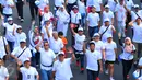Peserta Fun Walk memperingati ke-70 Hari Bakti Postel terlihat semangat berjalan menuju Bundaran HI, Jakarta, Minggu (8/11/2015). Acara ini digelar Kemkominfo untuk mengenang jasa para pahlawan telekomunikasi Indonesia. (Liputan6.com/Faisal R Syam) 