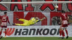 Kiper Olympiakos, Jose Sa kebobolan gol kedua lewat tendangan yang dilepaskan bek Arsenal, Gabriel dalam laga leg pertama babak 16 besar Liga Europa 2020/2021 di Georgios Karaiskakis Stadium, Kamis (11/3/2021). Olympiakos kalah 1-3 dari Arsenal. (AP/Thanassis Stavrakis)