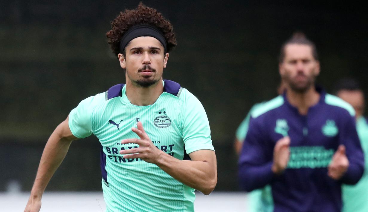 Andre Ramalho. Bek tengah Brasil berusia 30 tahun ini baru musim ini memperkuat PSV Eindhoven usai didatangkan dari RB Salzburg pada awal musim 2021/2022. Musim ini ia telah tampil dalam 32 laga di semua ajang kompetisi dengan torehan 3 gol dan 2 assist. (AFP/ANP/Pieter Stam de Jonge)