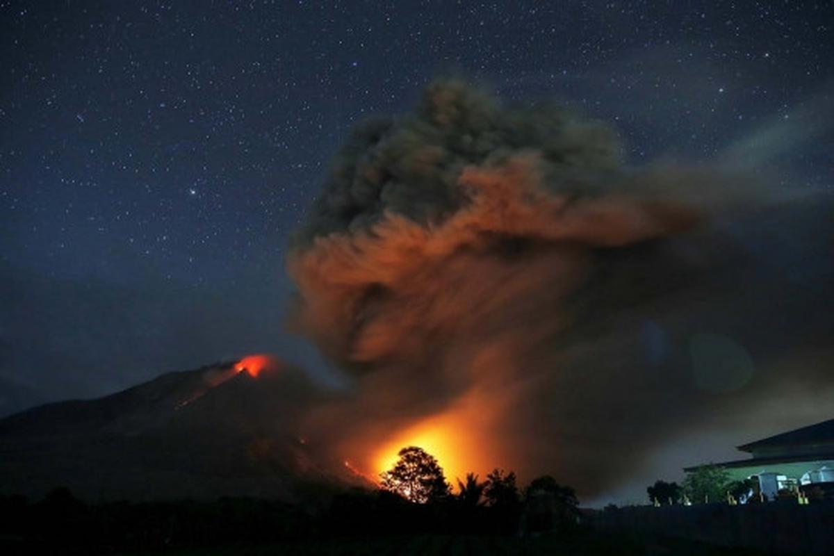 Muntahan lava pijar Gunung Sinabung ancam warga Karo
