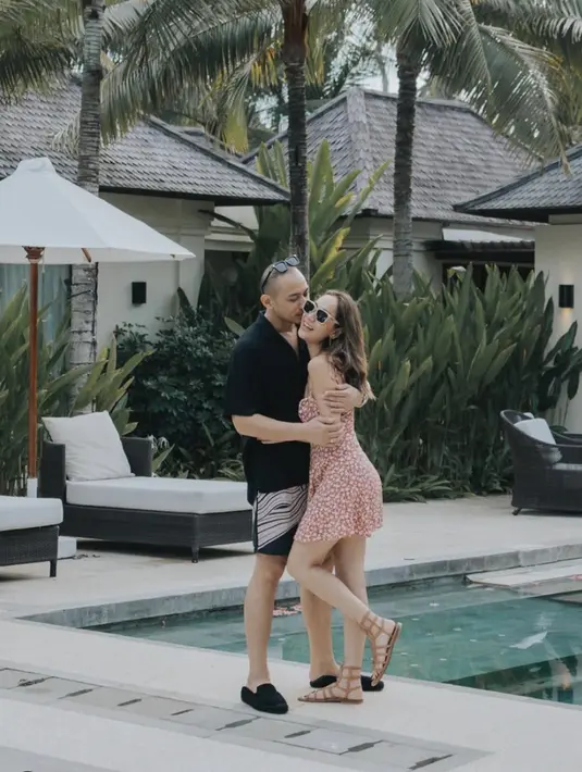 Bergaya khas musim panas, keduanya tampak begitu kompak dengan outfit santai yang tetap stylish. [Foto: instagram/ BCL]