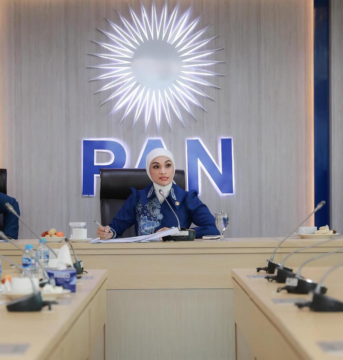Potret Putri Zulhas saat Pimpin Rapat, Auranya Berkharisma