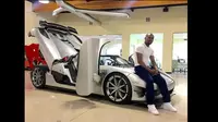 Flyod Mayweather berpose di atas Koenigsegg CCXR Trevita. (Instagram)