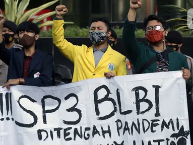 Mahasiswa yang tergabung dalam Aliansi BEM Seluruh Indonesia melakukan unjuk rasa di depan Gedung KPK, Jakarta, Jumat (9/4/2021). Mereka mempertanyakan penerbitan SP3 terkait kasus dugaan korupsi BLBI untuk Sjamsul Nursalim dan istrinya, Itjih Sjamsul Nursalim. (Liputan6.com/Helmi Fithriansyah)