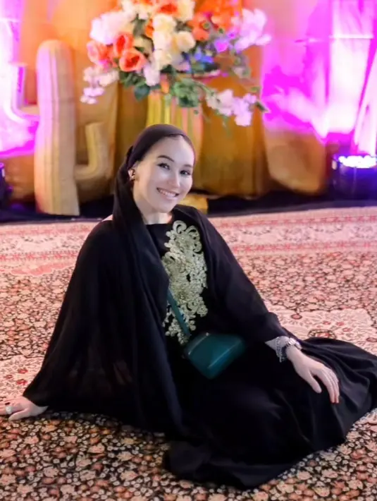 Tak terkecuali Ayu Ting Ting Ting, ia tampil cantik mengenakan kaftan warna hitam yang dihiasi bordiran emas di panel bagian depan kaftan-nya. [@arka_photography]