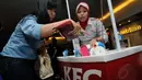 Salah satu peserta Cinemaholic memilih aksesoris Doraemon jelang menyaksikan film Doraemon di Blitz Megaplex, Jakarta (13/12/2014). (Liputan6.com/Helmi Fithriansyah)