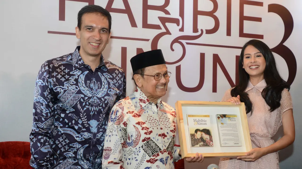 [Fimela] Maudy Ayunda di Film Habibie & Ainun