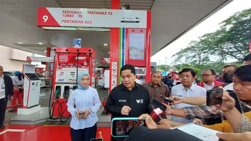 Menteri BUMN Erick Thohir dan  Direktur Utama Pertamina Nicke Widyawati di SPBU Pertamina di Jalan MT Haryono, Selasa (3/1/2022).  Erick Thohir memastikan ada penurunan harga Pertamax ke Rp 12.800 per liter pada Selasa 3 Januari 2023.