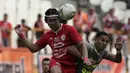 Bek Persija Jakarta, Ryuji Utomo, berebut bola dengan gelandang Borneo FC, Renan Silva, pada laga Shopee Liga 1 di Stadion Wibawa Mukti, Bekasi, Senin (11/11). Persija menang 4-2 atas Borneo. (Bola.com/Yoppy Renato)