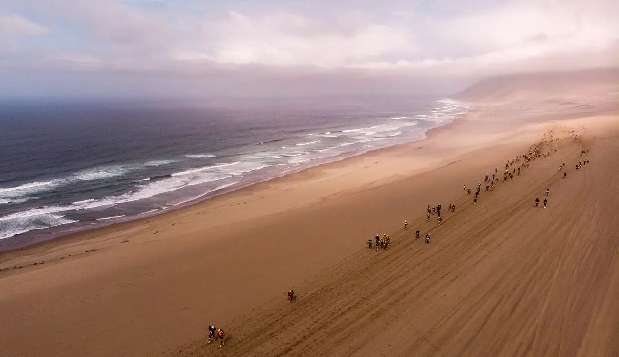 Peserta bersaing pada tahap pertama Half Marathon des Sables di Gurun Ica, Paracas, Peru, Senin (2/12/2019). Half Marathon des Sables dibagi menjadi tiga tahap. (Martin BUREAU/AFP)