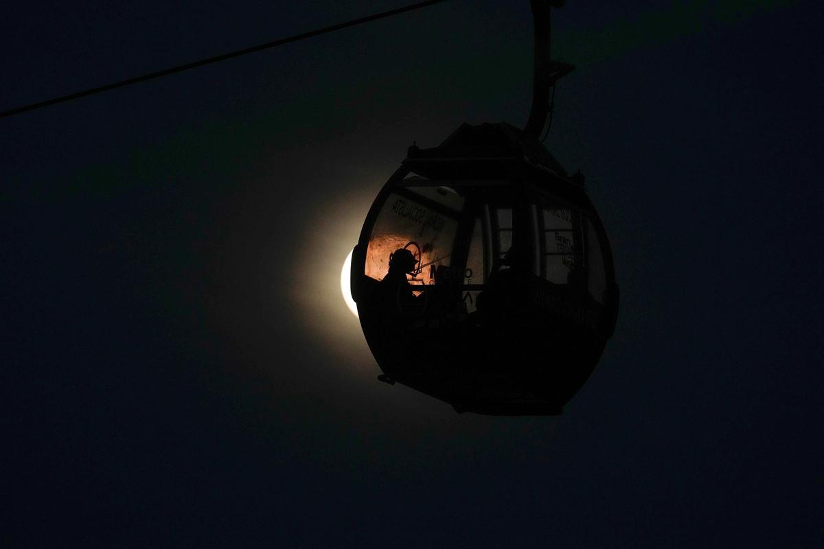 FOTO: Supermoon Wolf Moon Awali Fenomena Langit Tahun 2026