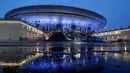 Pemandangan stadion sepak bola di malam hari yang sedang dibangun di Krestovsky akan menjadi tuan rumah untuk beberapa pertandingan sepak bola Piala Dunia 2018 di St.Petersburg, Rusia, (29/12/2016). (AP Photo / Dmitri Lovetsky)