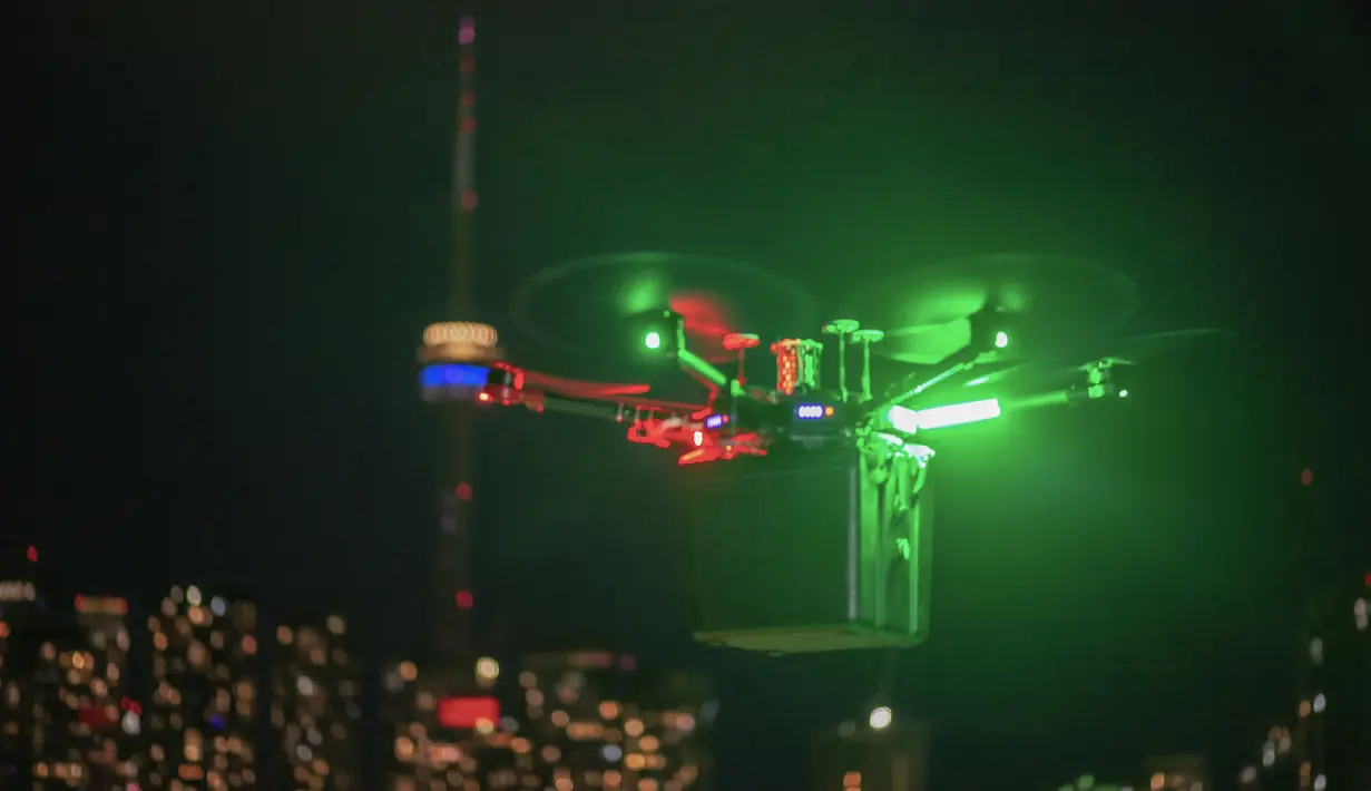 Foto yang dirilis dan diambil pada September 2021 menunjukkan drone Unither Bioelectronique mengangkut sepasang paru-paru donor, jauh di atas lalu lintas malam Toronto, Kanada. Drone tersebut mengirimkan sepasang paru-paru untuk transplantasi medis. (Jason van Bruggen/Unither Bioelectronique/AFP)