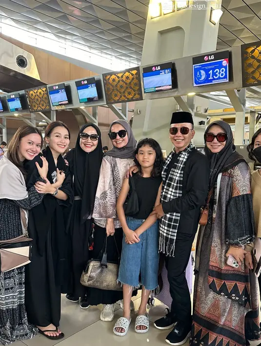 Di bandara, Umi Kalsum dan calon besannya terlihat modis dengan busana muslim syar'i [@mom_ayting92_]