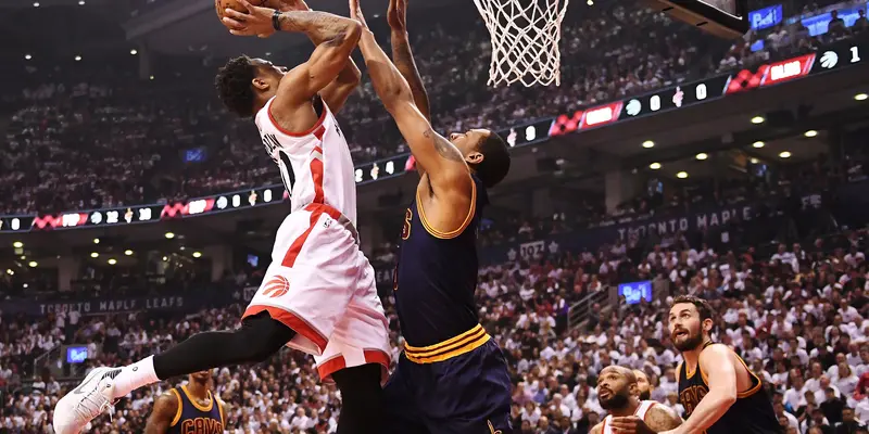 Aksi Jagoan Raptors, DeMar DeRozan saat Kontra Cleveland Cavaliers