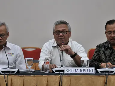 Ketua KPU Arief Budiman, Direktur Program TKN Arya Bima dan Wakil Ketua BPN Prabowo-Sandi Priyo Budi Santoso memberikan keterangan usai menggelar rapat finalisasi debat capres-cawapres pertama, Jakarta, Senin (7/12). (Merdeka.com/ Iqbal S. Nugroho)