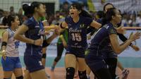 Para pevoli putri Jawa Barat merayakan keberhasilan meraih emas PON XIX Jawa Barat usai menaklukkan Jawa Timur pada laga final di Gelora Sabilulungan, Bandung, Rabu (28/9/2016). (Bola.com/Vitalis Yogi Trisna)