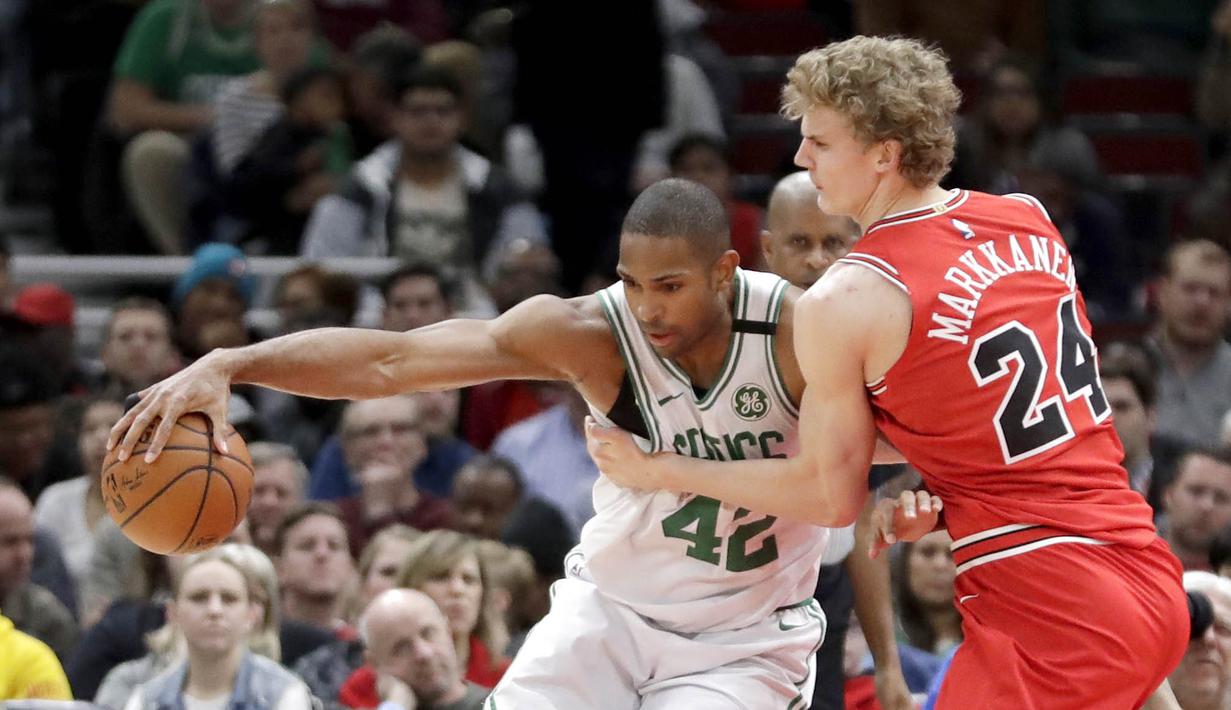 Pebasket Chicago Bulls, Lauri Markkanen, berusaha melewati pebasket Boston Celtics, Al Horford, pada laga NBA di Stadion United Center, Selasa (6/3/2018). Celtics menang 105-89 atas Bulls. (AP/Charles Rex Arbogast)