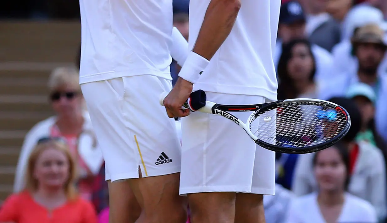 Petenis Ceko, Tomas Berdych menyemangati petenis Serbia, Novak Djokovic seusai mengundurkan diri pada babak perempatfinal Wimbledon 2017, Rabu (12/7). Djokovic menghentikan aksinya akibat cedera yang sudah ia alami sejak lama. (Gareth Fuller/PA via AP)
