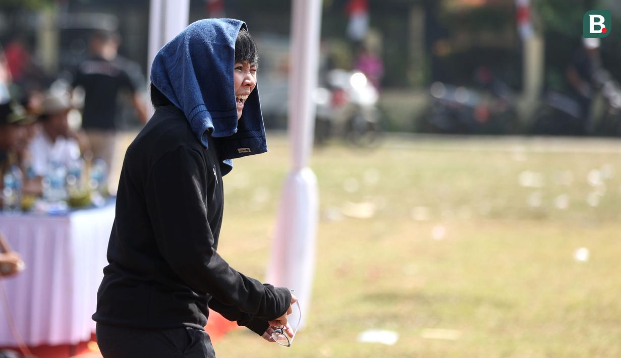 Kiper Timnas Futsal Indonesia, Citra Adisti, yang kini menekuni dunia kepelatihan tampak serius memberikan arahan kepada anak asuhnya pada laga Bedahan Mini Soccer Cup II di Lapangan Bedahan, Depok, Minggu (6/8/2023). (Bola.com/M Iqbal Ichsan)