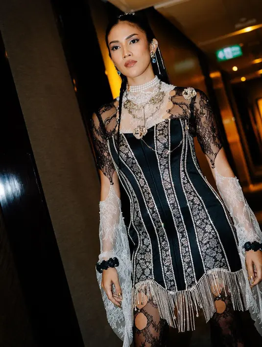 Jelas bukan penampilan biasa Aulia Sarah di sini. Ia memadukan berbagai bahan busana bernuansa hitam putih dan silver menjadi kesatuan outfit yang edgy dan menarik luar biasa. [Foto: Instagram/owliasarah]