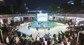 Penonton memenuhi area Taman Literasi Martha Tiahahu untuk menyaksikan aksi teatrikal para pemain Home Sweet Loan The Musical dalam POPSICAL: Mini Pop Up Show. (KLY/Budy Santoso)