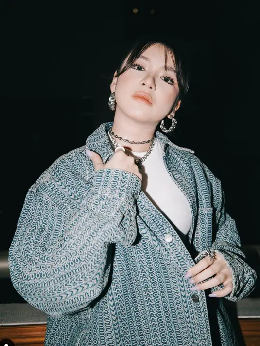 Dengan oversized jacket, serta aksi aksesori bertumpuk, Tiara berhasil sempurnakan gaya fashionnya jadi terlihat edgy.  [Foto: Instagram/ Tiara Andini]