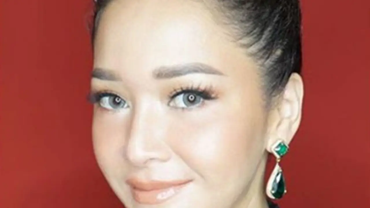 Cantiknya Maia Estianty dengan Polesan Makeup Natural