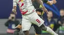 Gelandang RB Leipzig  Amadou Haidara menyundul bola dengan gelandang Real Madrid Toni Kroos pada pekan ke-5 Grup F Liga Champions 2022/2023 di Red Bull Arena, Rabu (26/10/2022) dinihari WIB. Hasil ini membuat peluang Real Madrid menjadi juara grup F Liga Champions menipis. (AP Photo/Matthias Schrader)