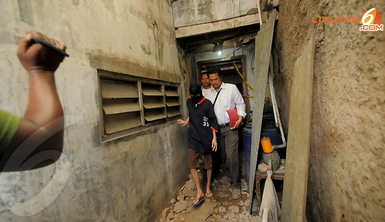 Pelaku digelandang petugas dari TKP menuju Mapolsek Pademangan. (Liputan6.com/Herman Zakharia)