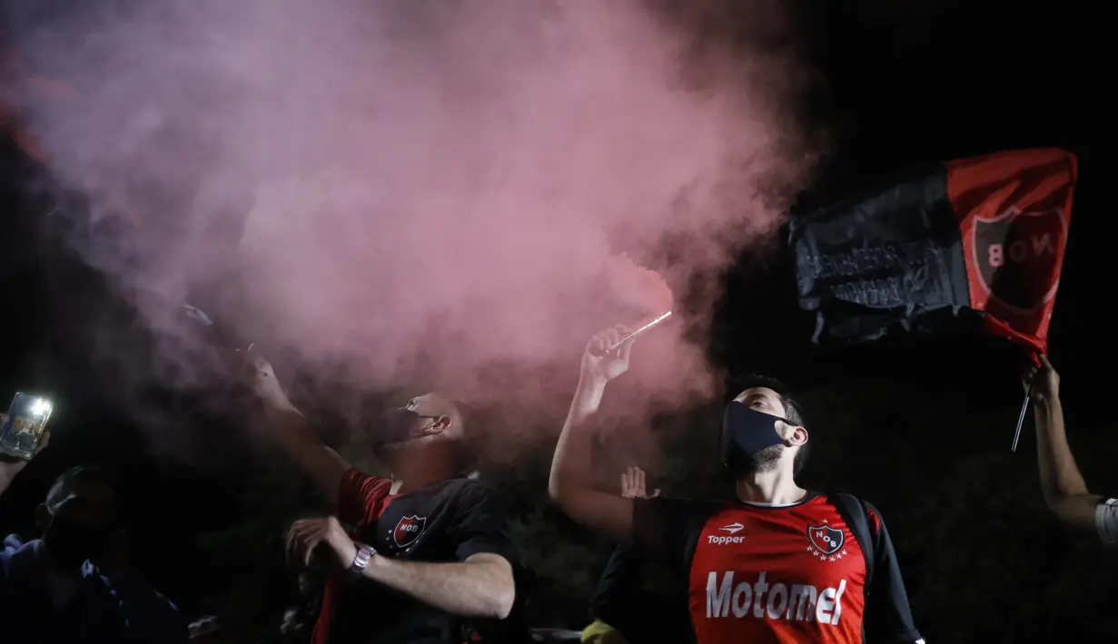 Suporter Newell's Old Boys melakukan aksi turun ke jalan di Rosario, Argentina, Kamis (27/8/2020). Dalam aksi tersebut mereka meminta klub memboyong kembali Lionel Messi. (AP Photo/Natacha Pisarenko)