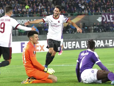 Striker AC Milan, Andre Silva, merayakan gol yang dicetak Hakan Calhanoglu ke gawang Austria Wien pada laga Liga Europa di Stadion Stadion Ernst Happel, Wien, Kamis (14/9/2017). Wien kalah 1-5 dari Milan. (Bola.com/Reza Khomaini)