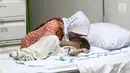 Orangtua pasien memeluk dan mencium anaknya sebelum masuk ruang operasi di RS EMC, Bogor, Jawa Barat, Sabtu (21/4). RS EMC menggelar operasi hernia kepada 60 pasien. (Liputan6.com/Herman Zakharia)