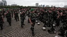 Kepala Staf Angkatan Darat (KSAD) Jenderal TNI Dudung Abdurachman (tengah) menyapa pasukan saat memimpin Apel Gelar Kesiapsiagaan TNI Angkatan Darat di Lapangan Monumen Nasional (Monas), Jakarta Pusat, Rabu (26/10/2022). Dalam apel tersebut KSAD menekankan enam hal yang harus menjadi perhatian khusus TNI AD. (Liputan6.com/Johan Tallo)