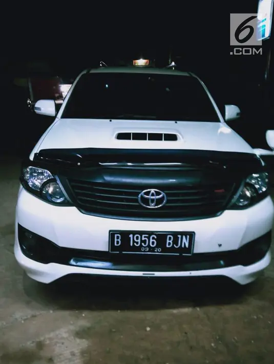 Barang bukti mobil yang digunakan oleh para pelaku dalam upaya penyelundupan narkoba jenis sabu dan ekstasi di wilayah Dumai, Riau, Jumat (17/5/2019). Para pelaku sempat terlibat kejar-kejaran dengan petugas BNN saat akan ditangkap. (Liputan6.com/HO/Tim BNN)