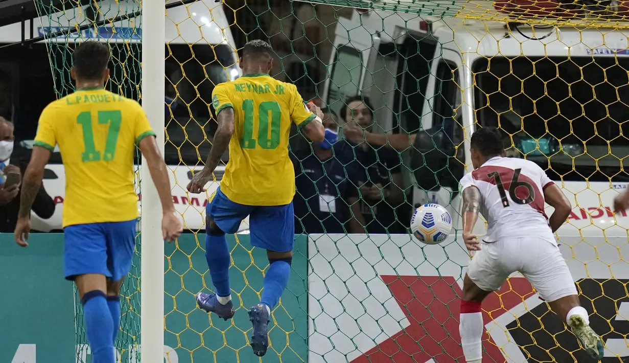 Pada menit ke-40 Brasil justru menggandakan keunggulan menjadi 2-0 melalui Neymar. Ia mampu memaksimalkan bola pantulan hasil tendangan Everton Ribeiro yang diblok pemain Peru. Skor 2-0 bertahan hingga babak pertama usai. (Foto: AP/Andre Penner)