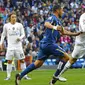 Bintang Real Madrid, Cristiano Ronaldo, melewati hadangan pemain Getafe, Mehdi Lacen, pada laga La Liga di Stadion Santiago Bernabeu, Spanyol, Sabtu (5/12/2015). (EPA/J.P.Gandul)