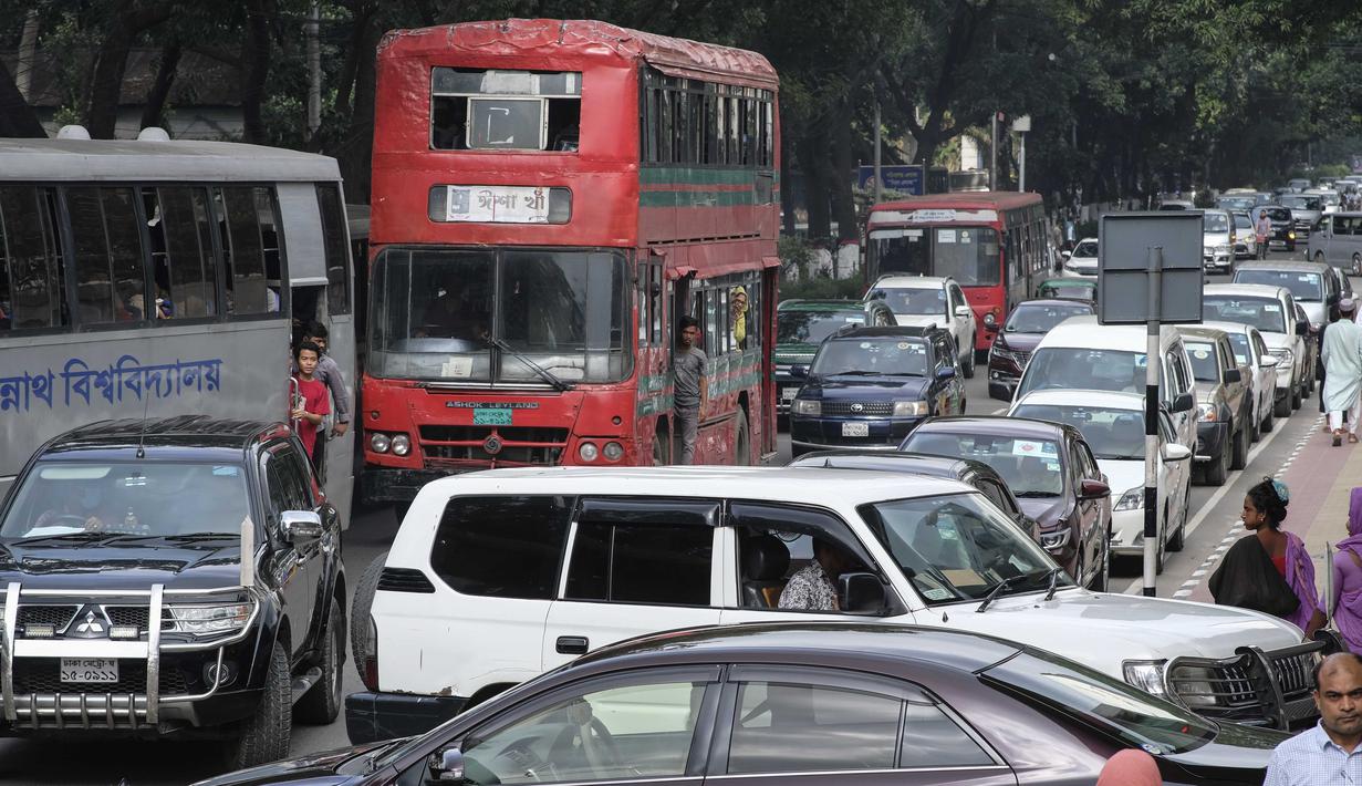 Lalu lintas macet saat karyawan tiba untuk menghadiri kantor lebih awal di Dhaka, Bangladesh, Rabu, 24 Agustus 2022. Sekolah-sekolah di Bangladesh akan tutup satu hari lagi setiap minggunya dan kantor-kantor pemerintah serta bank akan mempersingkat hari kerja mereka satu jam untuk mengurangi penggunaan listrik di tengah kekhawatiran kenaikan bahan bakar harga dan dampak perang Ukraina. (AP Photo/Mahmud Hossain Opu)