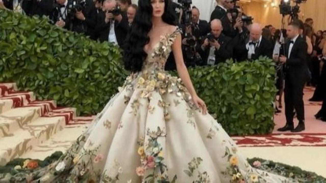 Tak Hadir di Met Gala, 8 Foto Katy Perry Yang Malah Viral Karena 'Kembarannya' di Red Carpet