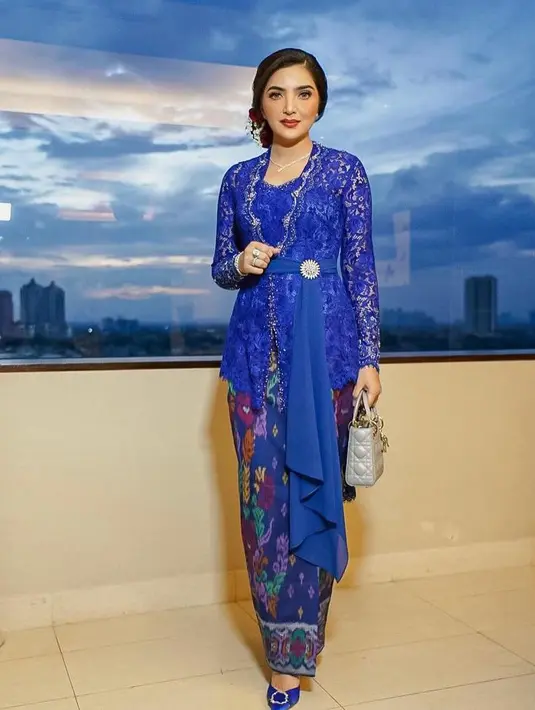 Melengkapi penampilannya, Ashanty juga memakai sepatu heels warna senada (Instagram/ashanty_ash).