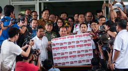 Ketua KPU DKI Jakarta, Sumarno memperlihatkan kertas surat suara pemilihan umum Gubernur dan Wakil Gubernur DKI Jakarta Jilid II kepada awak media di Percetakan PT. Gramedia Printing, Cikarang, Jawa Barat, Kamis (23/3). (Liputan6.com/Gempur M Surya)
