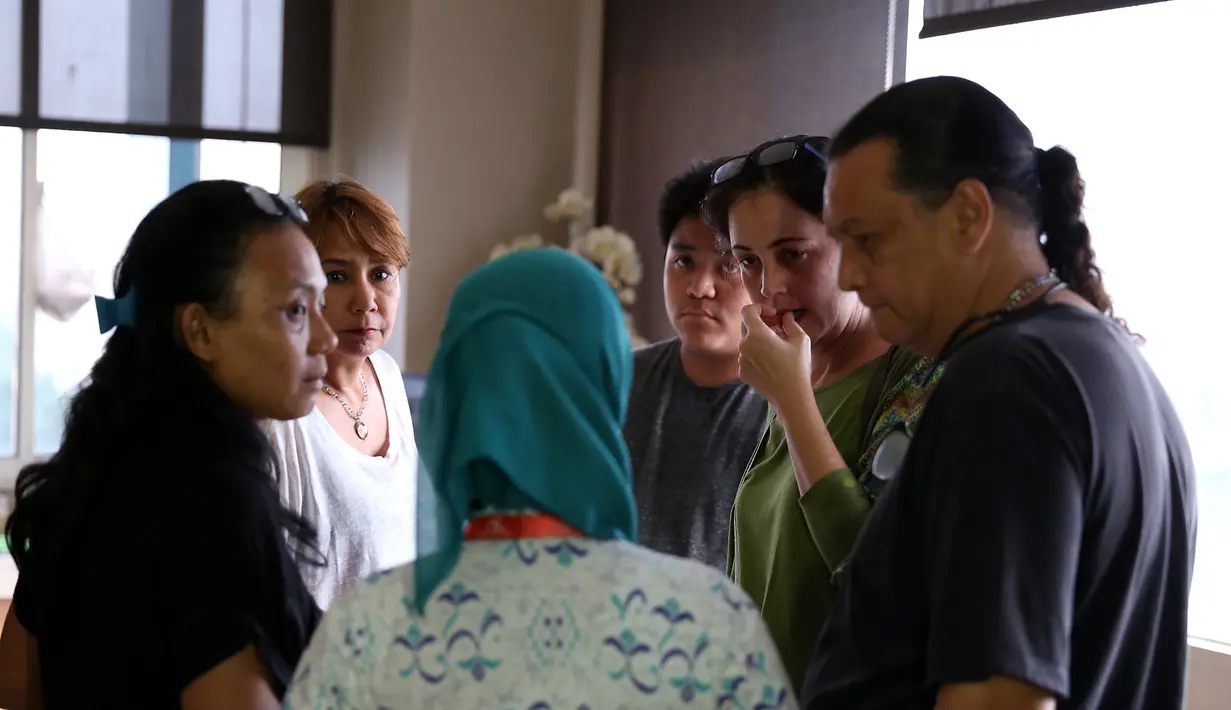 Kerabat, sahabat dan relasi Roweina dan James Sahertian datang ke rumah sakit. (Galih W. Satria/Bintang.com)